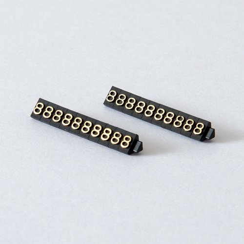 陳列備品 ニュープライスキューブ補充S用(20粒) 黒/金 8 友屋 複数の黒と金のカプセルが揃った状態