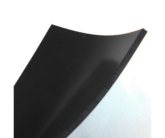 ブチルゴムシート　3×100×100mm 白い背景に置かれた、四角い薄いシートの表面が前面に見える状態