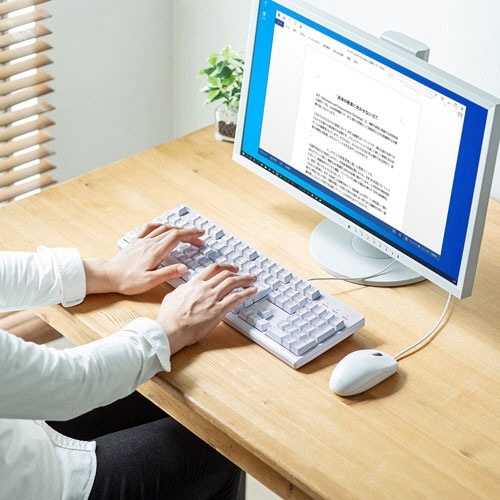 日本語109キーボード(USB)　ホワイト　RoHS指令準拠(10物質)　1台 キーボードが白を基調としたシンプルなデザインで、斜め上からの視点で撮影されている状態。