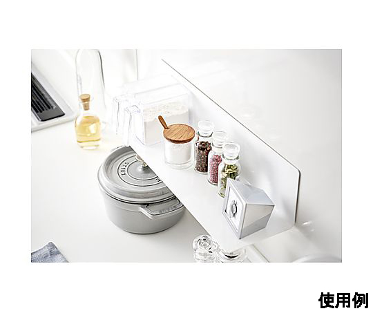500x140x120mm ウォールラック(マグネット付・白 白いマグネット式のウォールラックが壁に取り付けられた状態、シンプルで洗練されたデザインが強調されている。