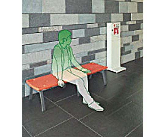 1780x460x380mm ベンチ(担架兼用/オレンジ) オレンジ色のベンチが横向きに収納されている様子、周囲には空間がしっかりと確保されている。