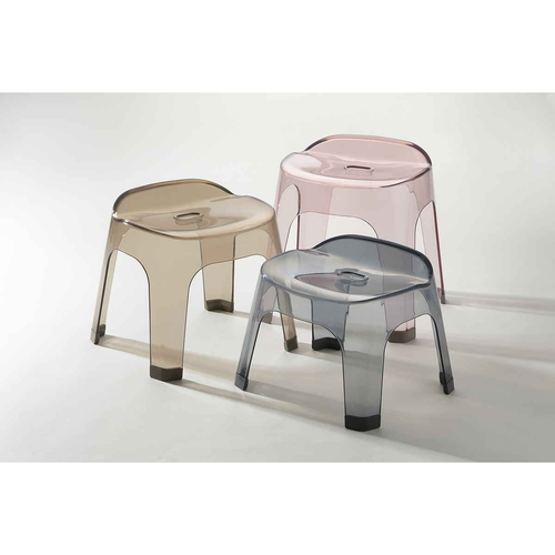 風呂椅子　30cm　リュクレ　LUXRE　ブラウン テクスチャのあるブラウンの椅子が脚立のように立てられた様子