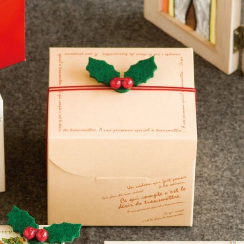 贈答用飾り ハンドメイドクリスマス ゴムタッグ-4/パール付柊(20枚 ヘッズ 鮮やかな緑色の柊にパール装飾が施されたタッグが並んでいる様子