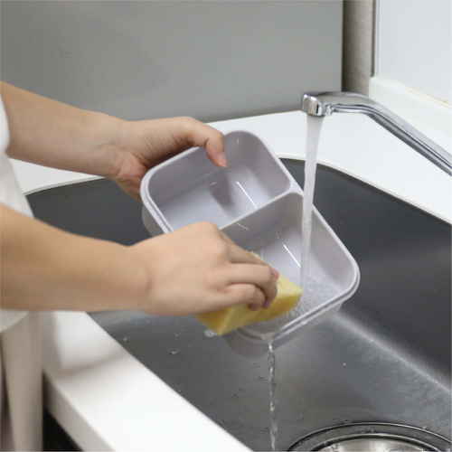 弁当箱　1300ml　汁漏れしにくい弁当箱　抗菌ライスボーイ　MAX 透明な蓋が付いた容器があり、中には色とりどりの食材が盛り付けられている様子。