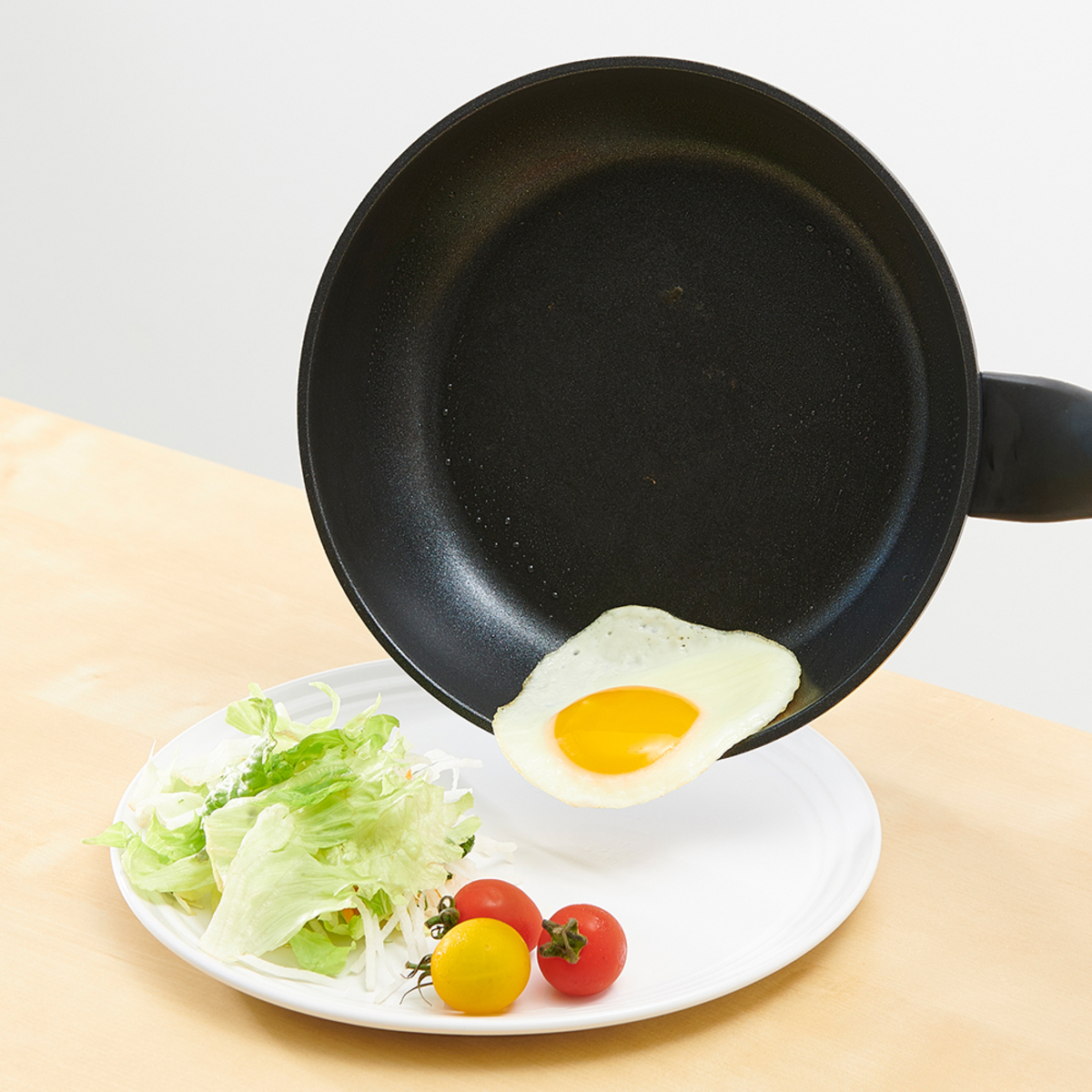 軽量IHダイヤフライパン20cm ツヤのある表面と軽やかなデザインが際立つフライパンの上面
