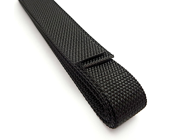 ロープシリーズPP平ベルト　黒　3m×25mm 黒い平ベルトが巻かれた状態で、手に持たれている様子。