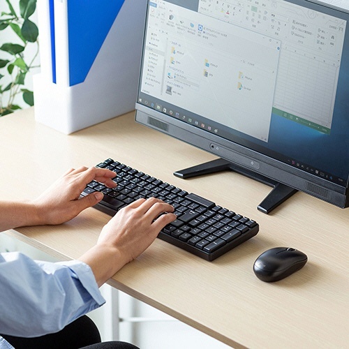 マウス付きワイヤレスキーボード　ブラック　1台 キーボードとマウスが並ぶトップビューの状態