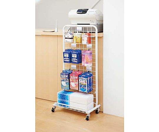 小型ネット什器 W445D250H1000 細長いネットが整然と配置された什器の側面