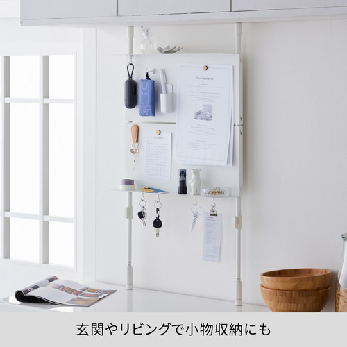 突っ張りラック　キッチンつっぱりパネルラック　マットホワイト　SPL-11WH 白いパネルラックが壁に設置されている様子、棚には調理器具や小物が整理されている。