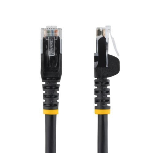 カテゴリ6　LANケーブル　RJ45モールドコネクタ　ツメ折れ防止　15m　ブラック　1本 黒色のLANケーブルがコネクタ側を上向きにした状態で配置されている。
