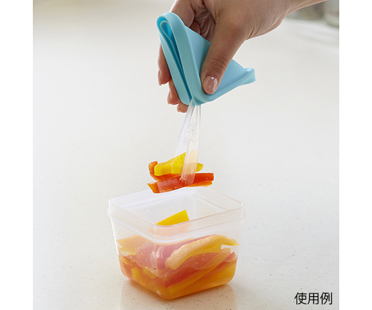 ふたがトングになる保存容器 2個組 透明な保存容器が重なり、一体化したトング部分が目立つ様子