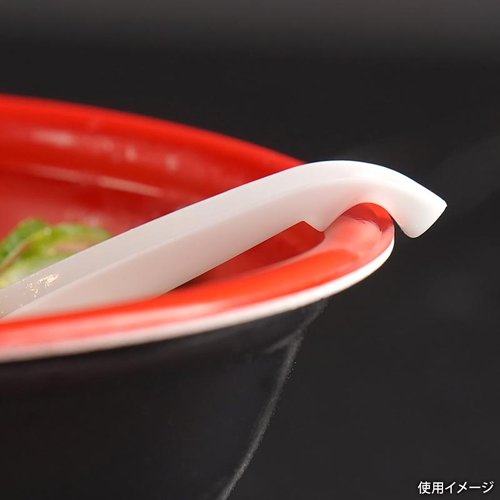 使い捨てレンゲ 袋入 レンゲスプーン アサヒ徳島 パッケージが斜めから見える状態、透明バッグに収められたレンゲが並ぶ様子