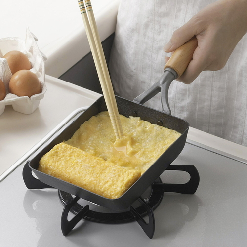 卵焼き器　ファイバーエンボス　鉄玉子焼 光沢のある黒い表面と細かいエンボス加工が施された正方形の調理器具