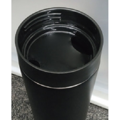 トートタンブラー　カフェマグ　500ml 光沢のある黒いボディに、シンプルなデザインが際立っている様子