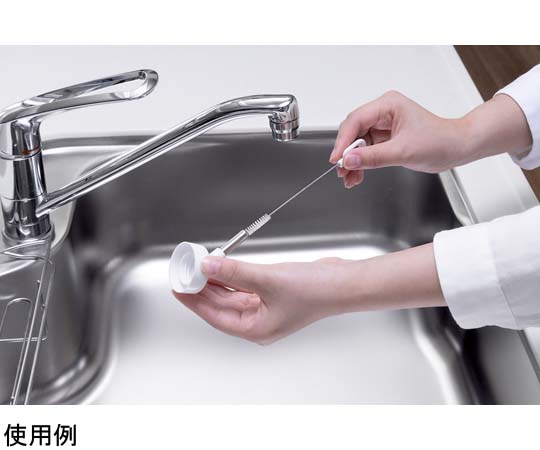 びっくり 水飲みボトル洗い ロング 洗浄用ブラシが長く伸びた状態で立てられている様子