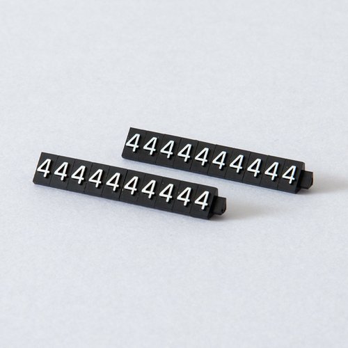 陳列備品 ニュープライスキューブ補充S用(20粒) 黒/白 4 友屋 黒と白の組み合わせで、きれいに整列された四角いパーツが並んでいる様子