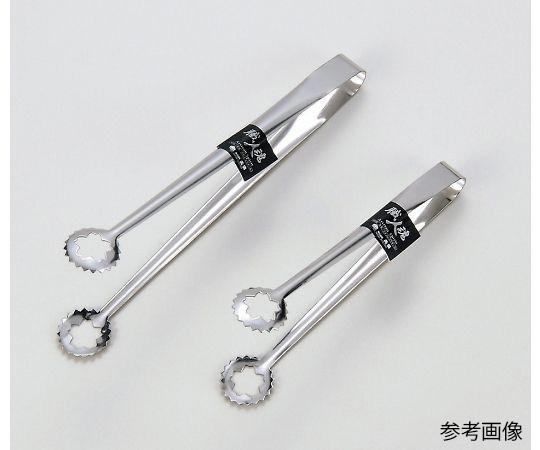 職人道ステンレス 天ぷらトング小 細長いトングが立てて置かれ、先端が開いた状態で見える。