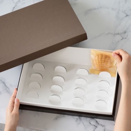 ギフト箱 モダンギフトBOX-M(10枚) ヘッズ ギフト箱が整然と積み重ねられ、色鮮やかなデザインが際立つ様子