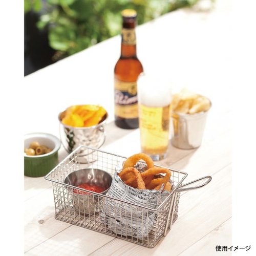 洋食卓上用品 03115002 プチバスケット 長方形 トーダイ 正面から撮影された長方形のバスケットがテーブルの上に置かれている様子。