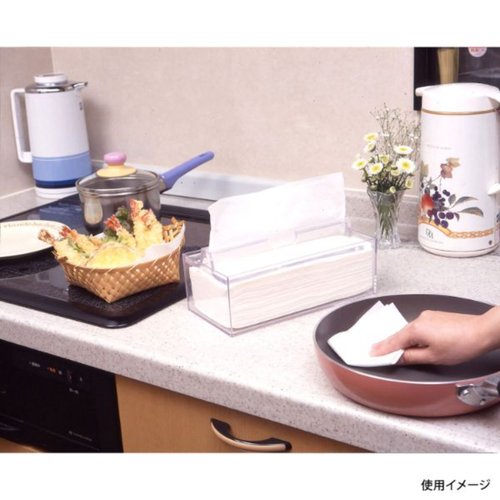 ペーパータオルケース 白いプラスチック製のケースが斜めから見える状態で、中央にスリットがあり、内側にペーパータオルの一部が見えている。