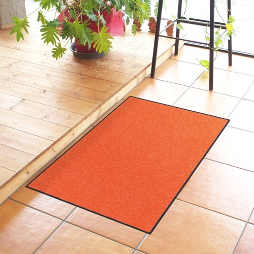 泥落とし・除塵・吸水　スタンダードマットS　750×1200mm　タン　1枚 落ち着いたタンカラーで、正面が表現されたマットが広がっている様子