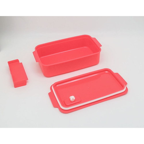 お弁当箱　STOCK&LUNCH　BOX　OR650ml　オレンジ 明るいオレンジ色の弁当箱が開いた状態で、内部の仕切りが見える様子