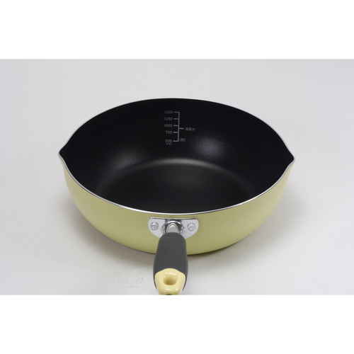 フライパン　22cm　IH対応　目盛付き　ふっ素加工　イエロー イエローのフライパンが中央に置かれ、目盛りとふっ素加工が際立っている様子。