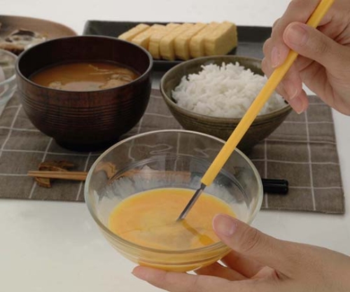 まぜ卵(イエロー) 鮮やかな黄色のパッケージが正面に見える状態、卵の形をしたデザインが特徴的。