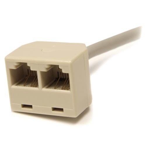 RJ45モジュラー分岐スプリッタ　1x　RJ45　オス　-　2x　RJ45　メス　1個 接続端子が見える状態、周囲にケーブルが散乱している様子