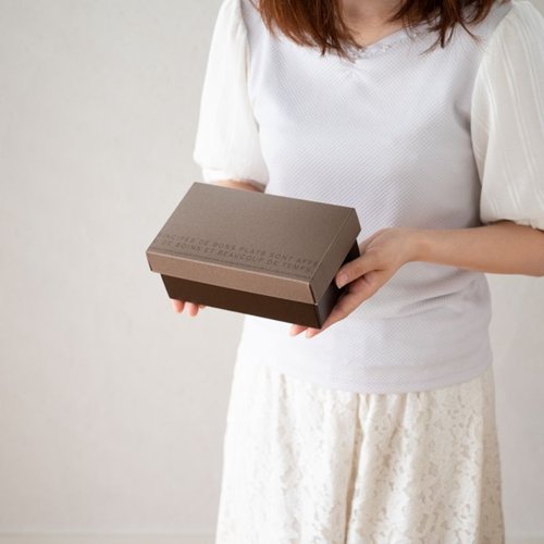 ギフト箱 モダンギフトBOXワイド型-S(10枚) ヘッズ 白地にシンプルなデザインのラッピングボックスが10枚きちんと整列している様子
