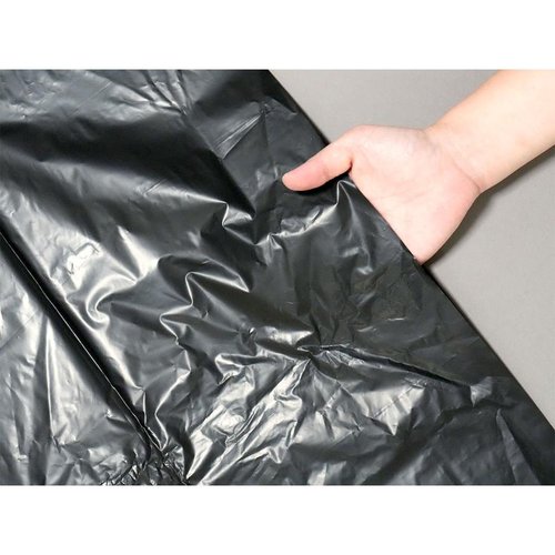 LDゴミ袋 nocoo(ノクー) 業務用ポリ袋 70L 黒 10枚 0.040mm 日本サニパック 黒いポリ袋が10枚重なり、袋の厚みが際立っている様子