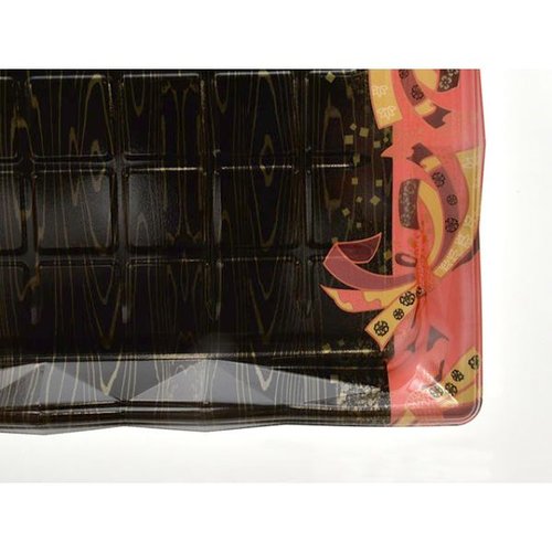 寿司容器 氷河35-35 本体 舞姫赤 エフピコ 赤い色合いで、美しいデザインの容器が横向きに並んでいる様子