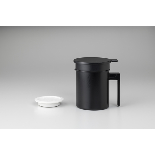 オイルポット　フッ素コート　活性炭油ろ過ポットW　0.5L 透明な容器の中で油が入った状態、フッ素コート仕上げで光沢あり。