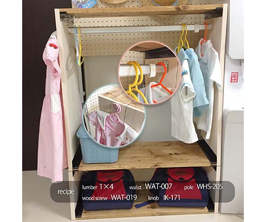 Walist　ウォリスト棚受金具3枚用　黒　267mm　2枚入 黒い金具が並んでいる状態で、上部に取り付け用の穴が見える。