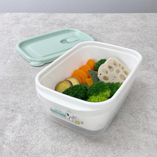 保存容器　スヌーピー茹でうま野菜調理容器角型 鮮やかな色合いの容器が並んでいる様子