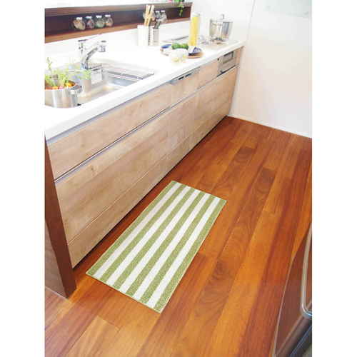 キッチンマット 120 45×120cm 洗える 滑り止め インテリアマット チョイスプラス グリーン 鮮やかなグリーンのマットが床に敷かれた様子、周囲に滑り止めのテキストと洗濯マークが強調されている。