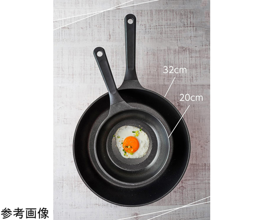 トレージュ フライパン 30cm 黒いフライパンの内部が艶やかに光り、持ち手がしっかりと装着されている様子