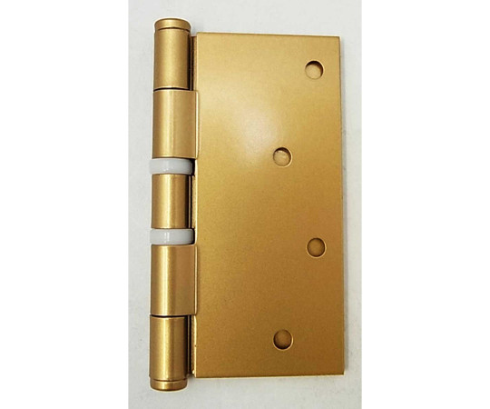 カラー角丁番　ゴールド　縦102mm×横101mm×厚み2mm 中央に金色の丁番があり、周囲にサビや汚れのない清潔な様子が見える状態。