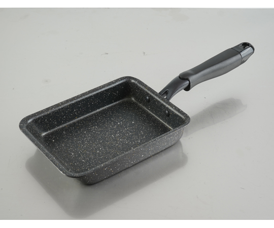 Wマーブルα IH玉子焼 13×18cm つややかな表面が特徴的な調理器具が横向きに並べられた状態