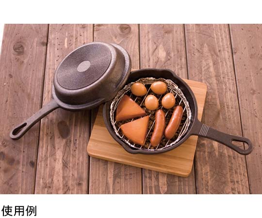 ヘビーズ 鉄スキレットコンボセット 15cm 商品が黒色のフライパンとその蓋、コンパクトに重ねられた状態