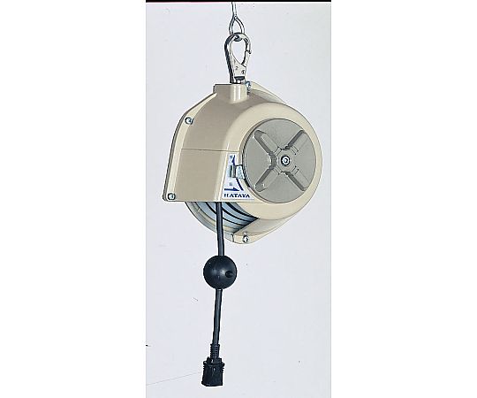 AC125V/15A/1.3m コードバランサー 白いコードが垂れ下がり、金具付きでしっかりと巻かれている様子