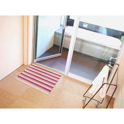 バスマット やみつきバスマット 45×60cm ピンク 薄いピンク色で、ふわふわとした質感のマットが全体に広がっている様子