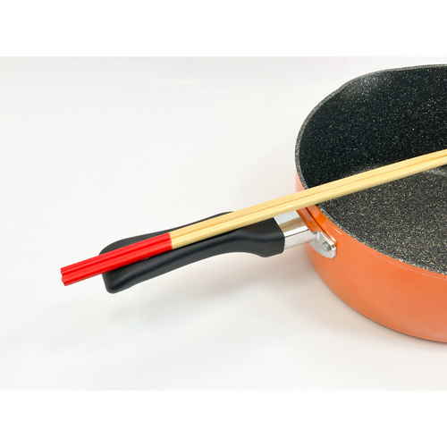 ギガフッカ　IH対応超深型フライパン20cm 深めのデザインで持ち手側から撮影されたフライパンの表面状態
