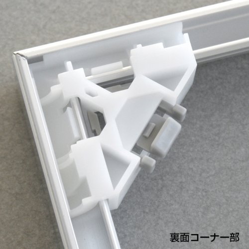 アルミフレーム スリムエイト A2 シルバー 友屋 シルバーのフレームが正面から見える状態、透明なフィルムで覆われた表面