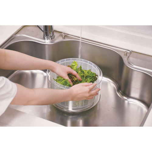 サラダスピナー　ガジェコン　押すだけ!野菜水切り器3.6L 明るい色合いの器が押しボタン付きで置かれている様子