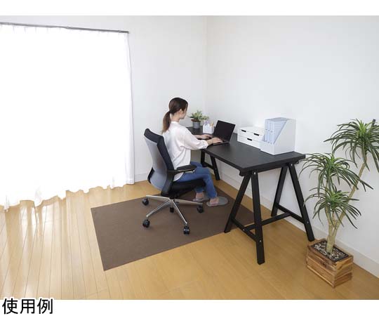 おくだけ吸着デスク足元マット　ロング　160×90cm　15枚入 パッケージが立てられ、カラフルなデザインが見える状態