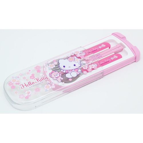 トリオセット　箸　スプーン　フォーク　ケース　ハローキティ　サクラ　16.5cm　子供 カラフルなケースに収められた3種のカトラリーが並ぶ様子