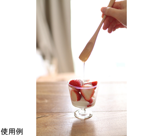 すくいやすい ハニースプーン 透明なプラスチック製スプーンが上から見える状態で、ハチのイラストが描かれたパッケージに収められている様子