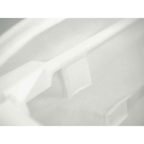 収納ボックス　WPフレーム付衣類収納ベーシックM 白い収納ボックスが正面を向いて配置され、軽やかな印象を与えている。