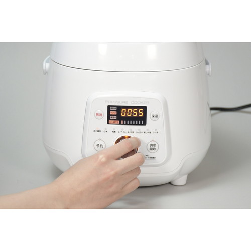 電気圧力鍋　2.5L　クイックエコ 商品の上部が見え、取っ手部分と調理表示パネルが強調された状態